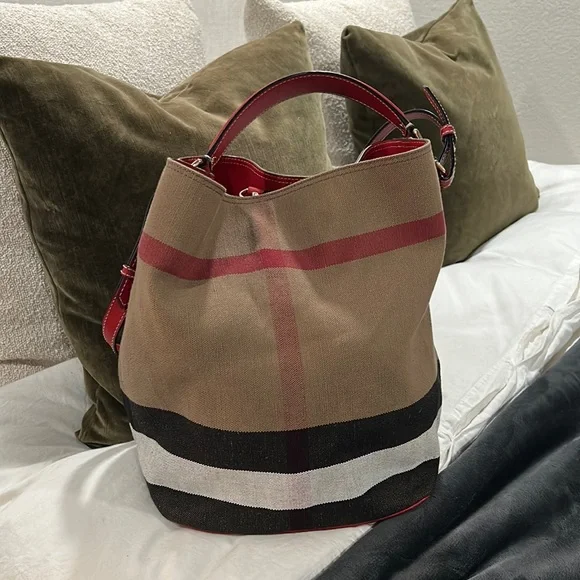 Authentic Burberry Ashby Purse - Picture 1 of 11